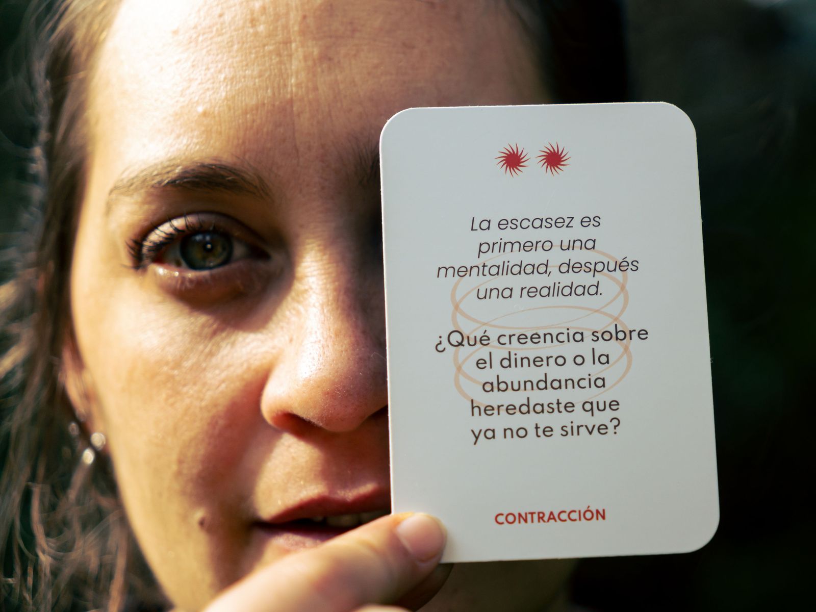 Una mujer mostrando la carta que le tocó
