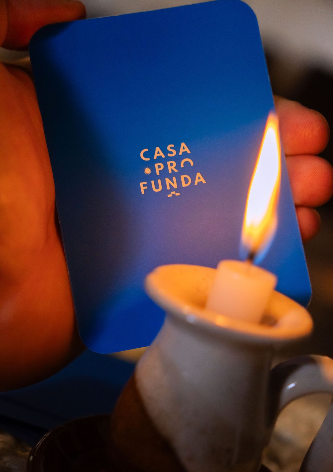 Cartas del juego junto a una vela encendida