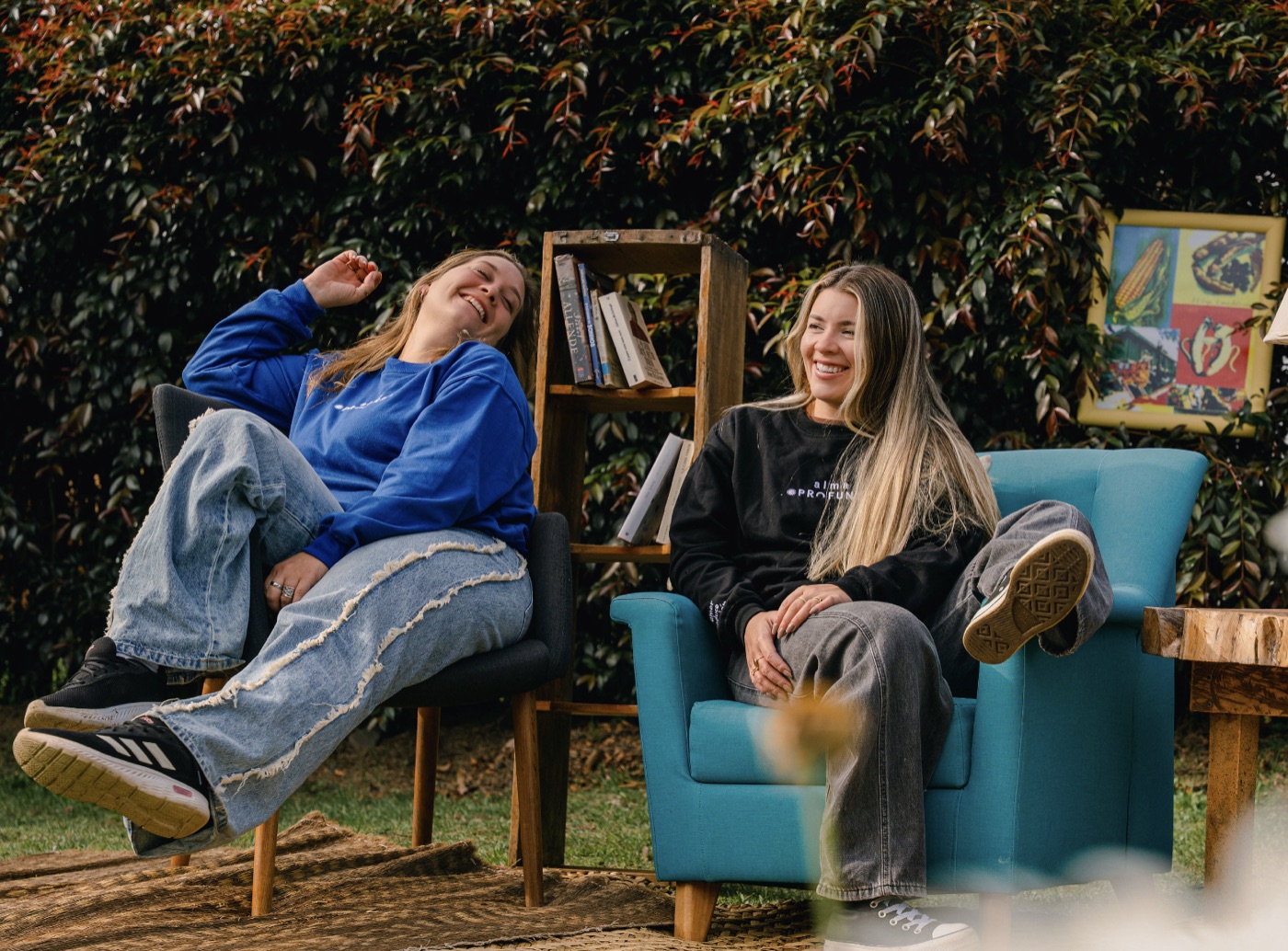Lina y Pilar riéndose en el jardín, co-creadoras del juego