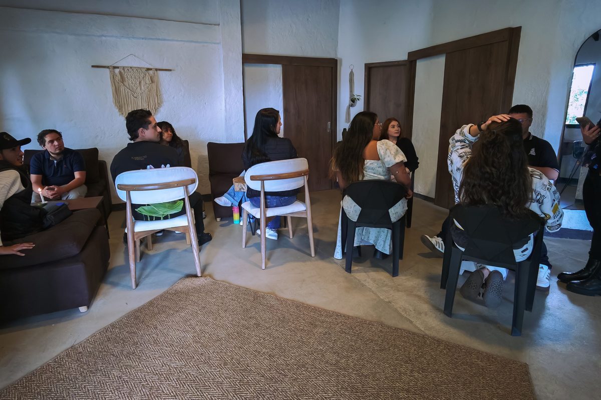 Grupo conversando en el speed date